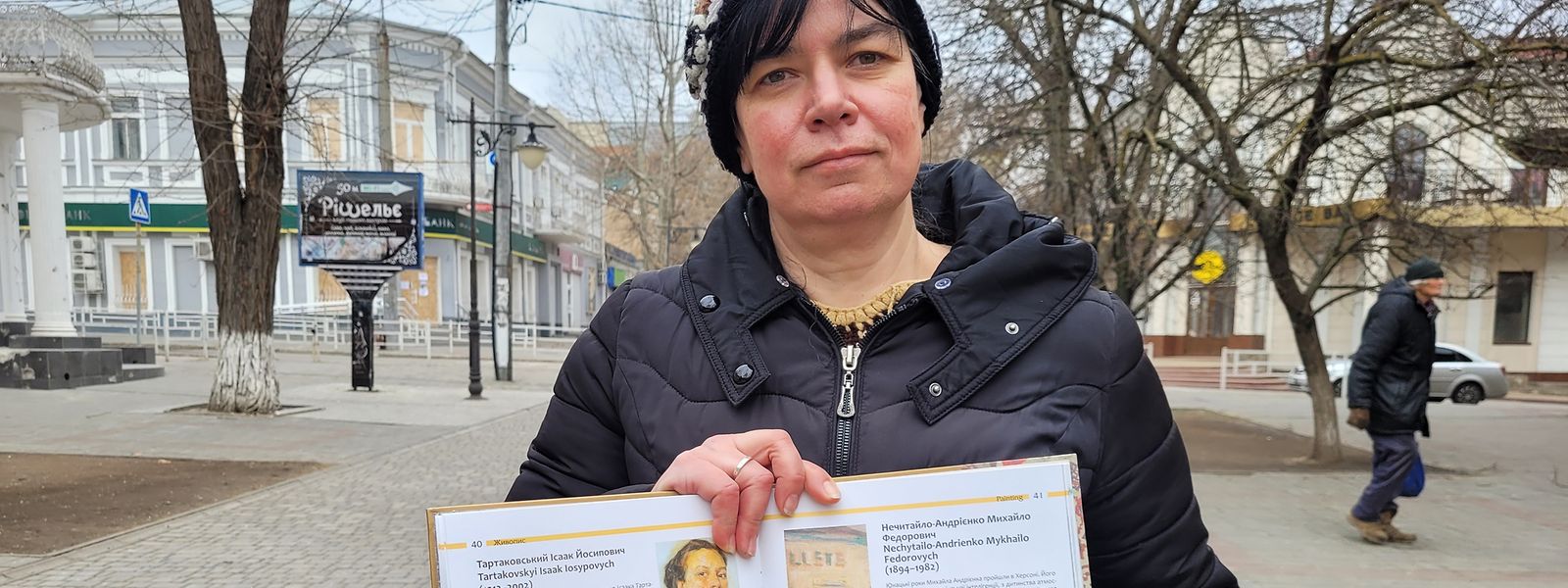 Hanna Skripka tient le catalogue des œuvres du musée d'art, aujourd'hui emportées par l'occupant.