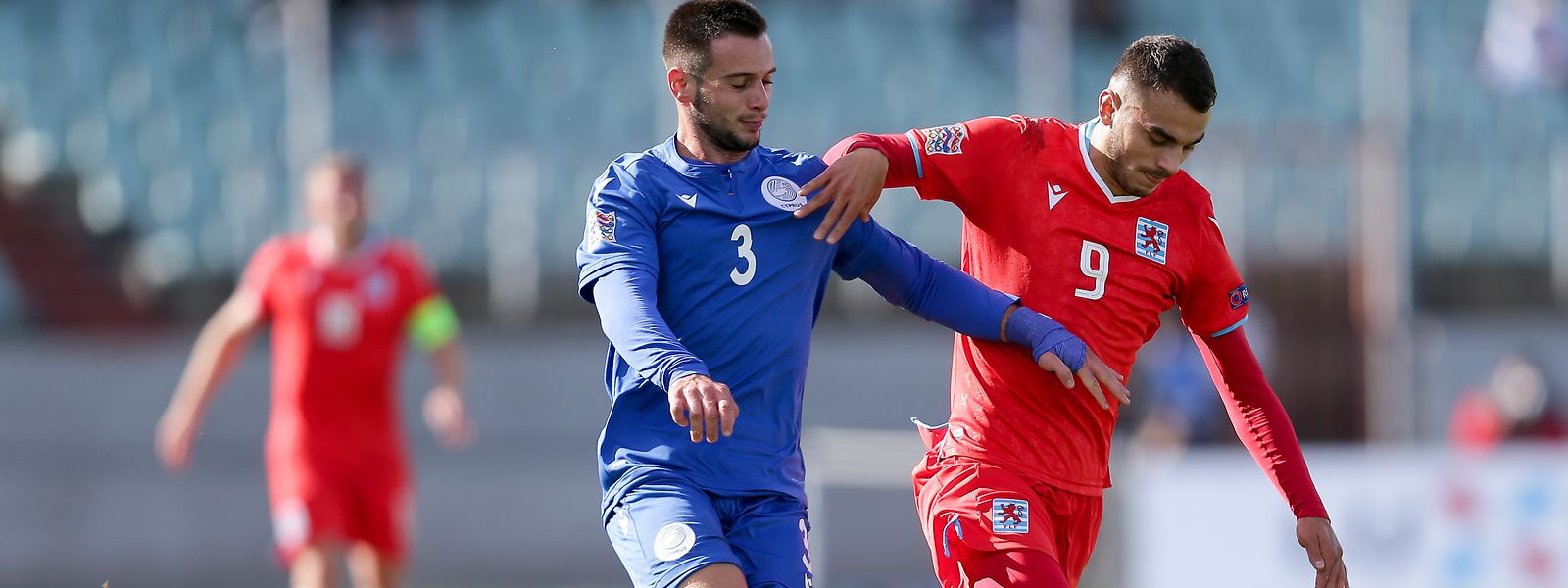 Danel Sinani (en rouge), ici au duel avec Christos Wheeler, a inscrit contre Chypre ses quatrième et cinquième buts en sélection