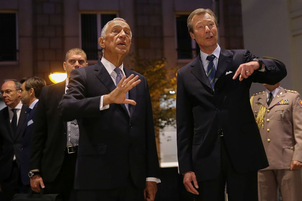 O Presidente da República de Portugal, Marcelo Rebelo de Sousa (E), é acompanhado pelo Grão Duque Henrique (D) do Luxemburgo num curto passeio pelas ruas da cidade, 22 de maio de 2017. Marcelo Rebelo de Sousa encontra-se no Luxemburgo para uma visita oficial de 3 dias. JOÃO RELVAS/LUSA