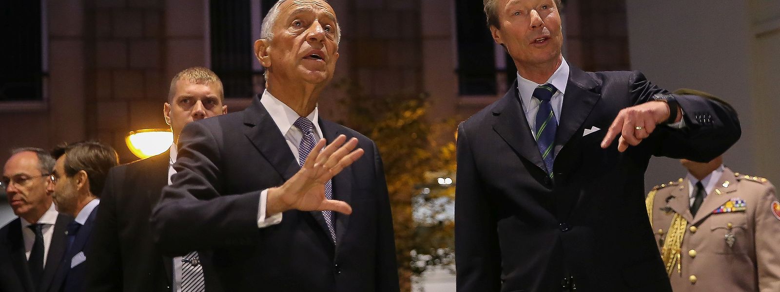 O Presidente da República de Portugal, Marcelo Rebelo de Sousa (E), é acompanhado pelo Grão Duque Henrique (D) do Luxemburgo num curto passeio pelas ruas da cidade, 22 de maio de 2017. Marcelo Rebelo de Sousa encontra-se no Luxemburgo para uma visita oficial de 3 dias. JOÃO RELVAS/LUSA