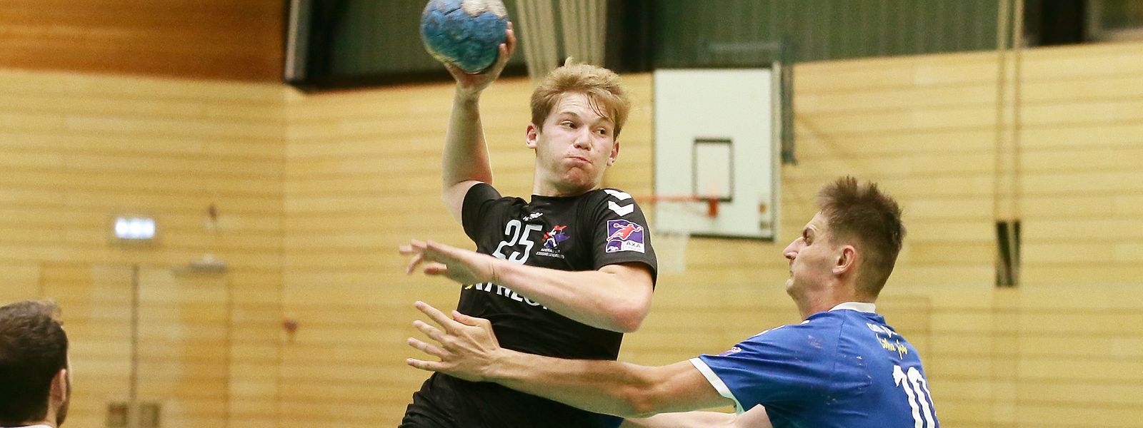 Standards Luca Kremer (am Ball) setzt sich gegen Diekirchs Bogdan Stoean durch.