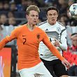 ARCHIV - 19.11.2018, Nordrhein-Westfalen, Gelsenkirchen: Fußball: Nations League A, Deutschland - Niederlande, Gruppenphase, Gruppe 1, 6. Spieltag am 19.11.2018 in der Veltins-Arena. Deutschlands Nico Schulz (l) und der Nioederländer Frenkie De Jong kämpfen um den Ball. (zu dpa: "Ajax-Jungstar de Jong wechselt für 75 Millionen Euro zum FC Barcelona") Foto: Federico Gambarini/dpa +++ dpa-Bildfunk +++
