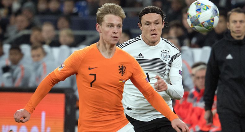 ARCHIV - 19.11.2018, Nordrhein-Westfalen, Gelsenkirchen: Fußball: Nations League A, Deutschland - Niederlande, Gruppenphase, Gruppe 1, 6. Spieltag am 19.11.2018 in der Veltins-Arena. Deutschlands Nico Schulz (l) und der Nioederländer Frenkie De Jong kämpfen um den Ball. (zu dpa: "Ajax-Jungstar de Jong wechselt für 75 Millionen Euro zum FC Barcelona") Foto: Federico Gambarini/dpa +++ dpa-Bildfunk +++