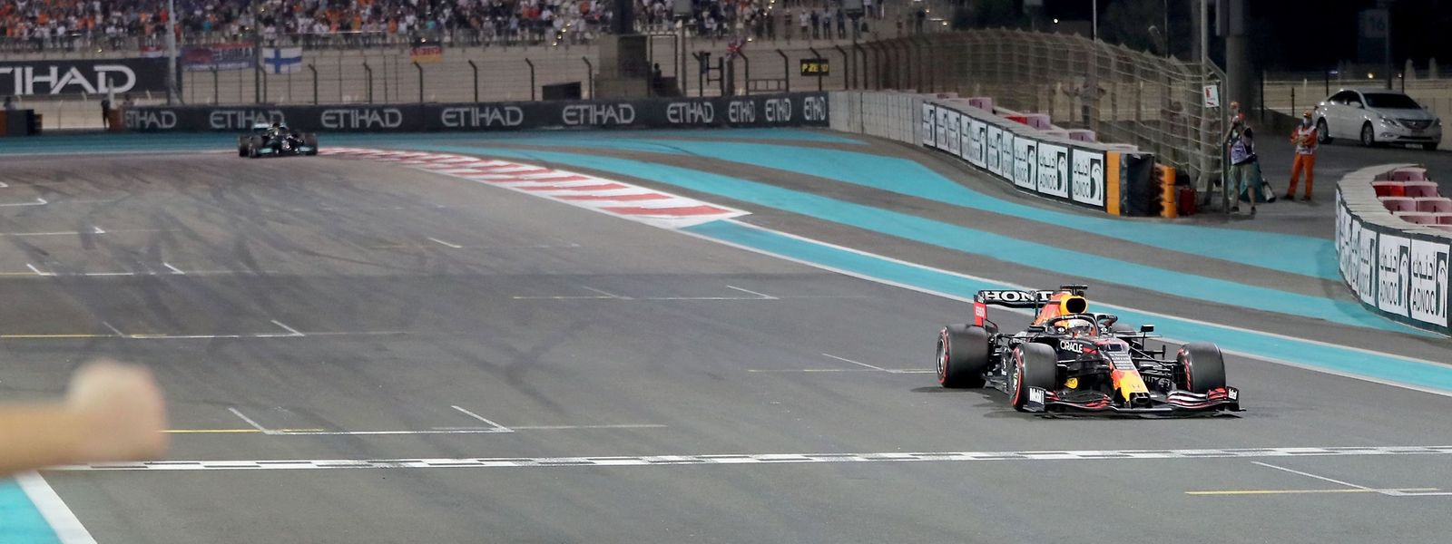 Max Verstappen zieht auf den letzten Metern an Lewis Hamilton vorbei und wird zum ersten Mal Formel-1-Weltmeister.