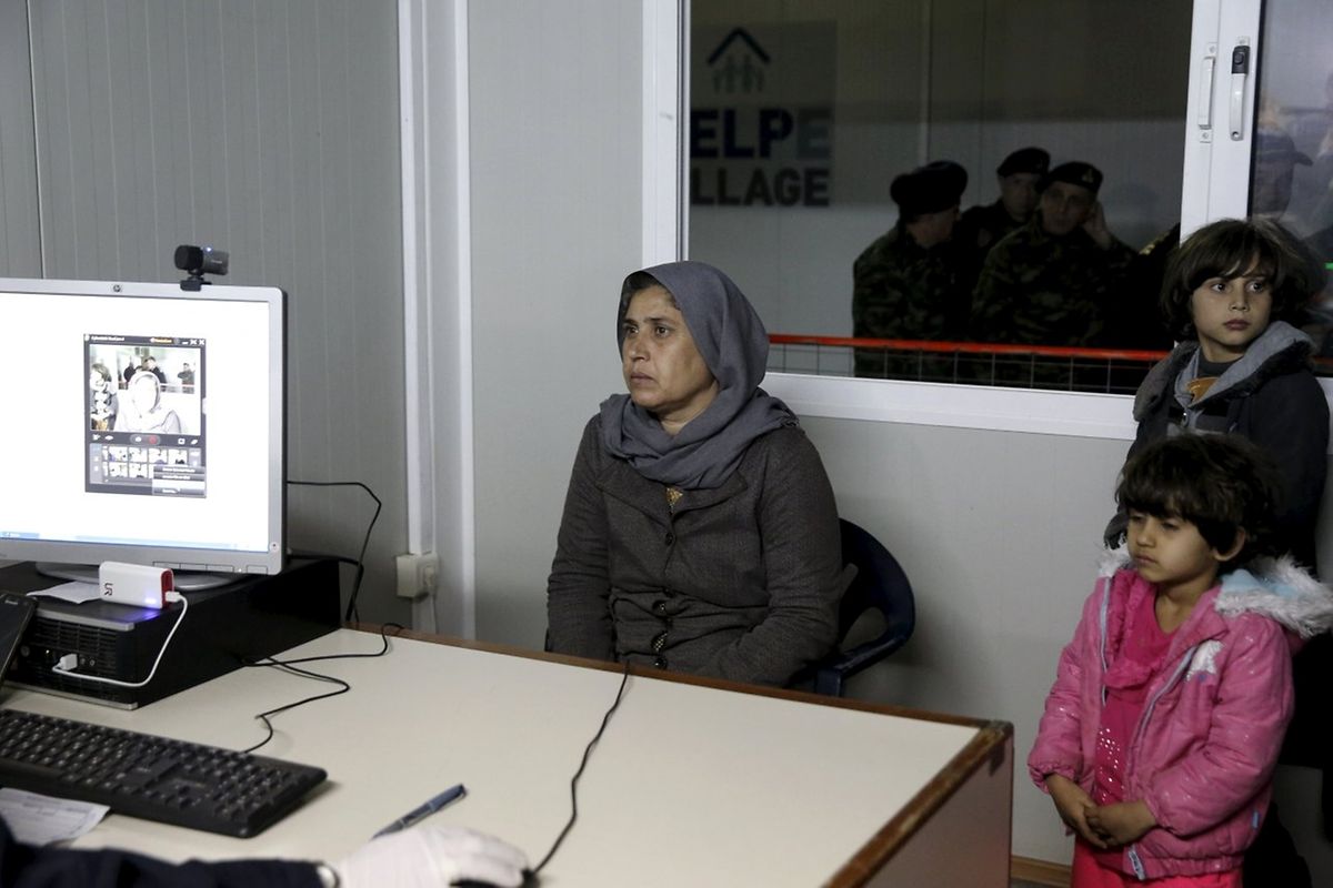 Eine Syrerin und ihre Kinder werden in einem Hotspot auf der griechischen Insel Chios registriert.