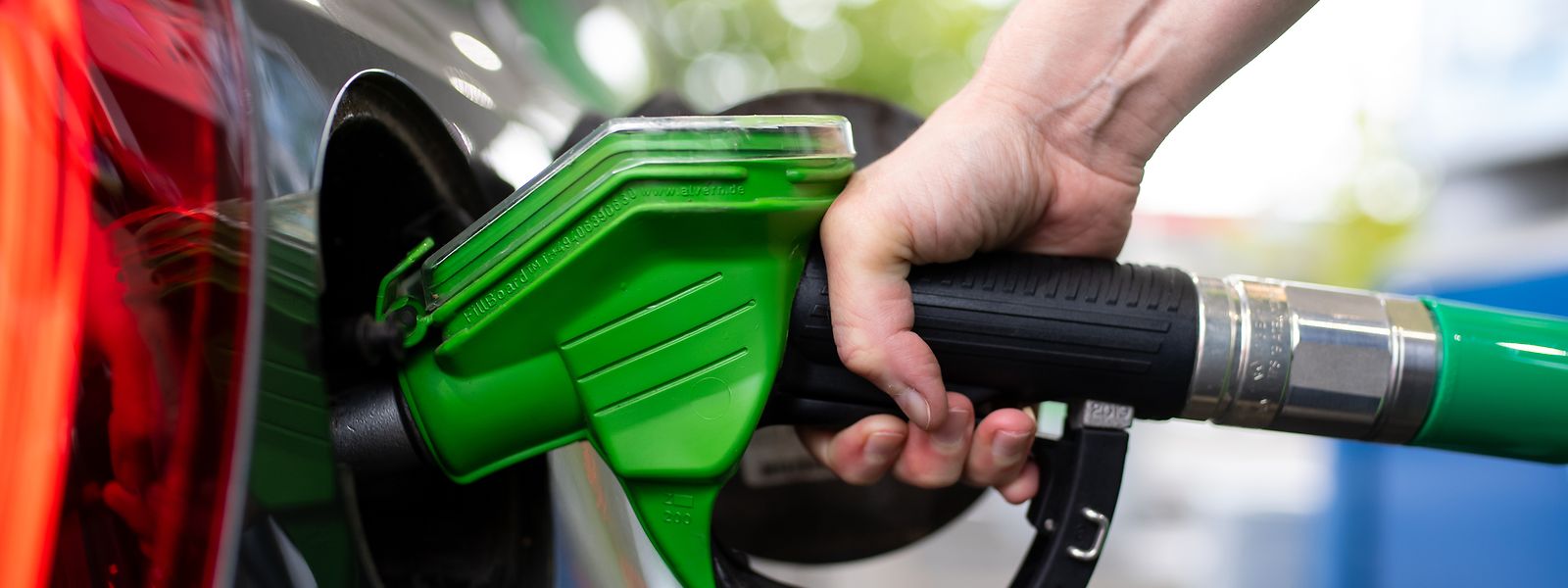 An der Zapfsäule mussten Autofahrer für Diesel 2,5 Prozent mehr bezahlen und 5,2 Prozent für Benzin. 