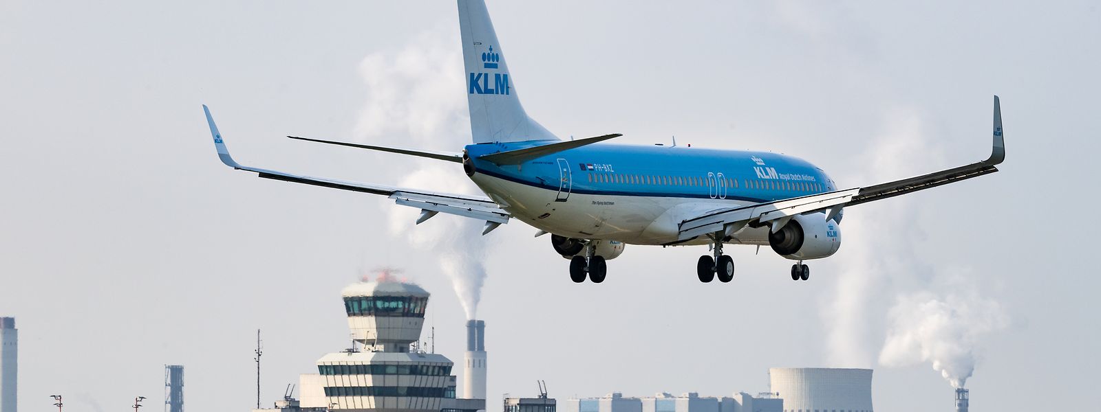 Ein Flugzeug der Fluggesellschaft KLM landet auf dem Flughafen Tegel.