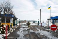 Um guarda fronteiriço ucraniano de guarda no posto de controlo na fronteira com a Rússia.
