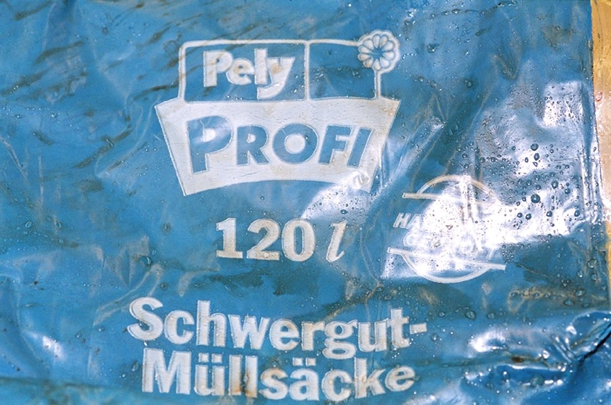 Die Aufschrift der Plastiktüte lässt darauf hindeuten, dass sich der Mörder in einem deutschsprachigen Land aufhielt.