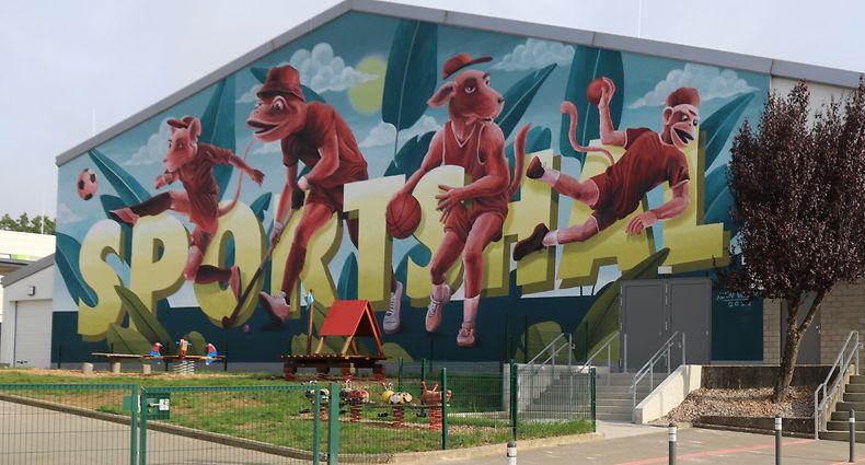Die Graffitis auf der Fassade stammen von Street-Art-Künstler Alain Welter.