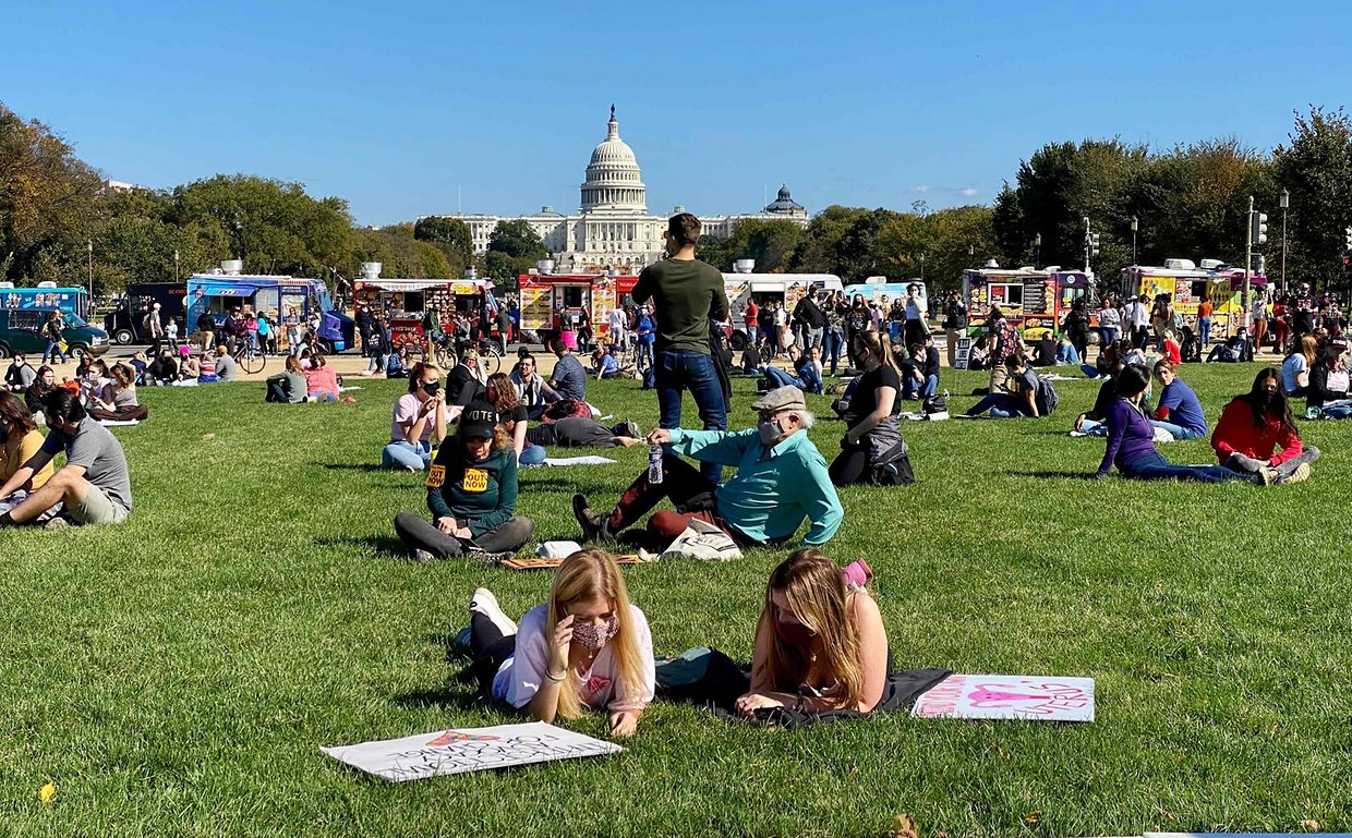 Manifestantes na Marcha das Mulheres de 17 de outubro de 2020 contra a nomeação de Amy Coney Barrett's para o Supremo Tribunal. 