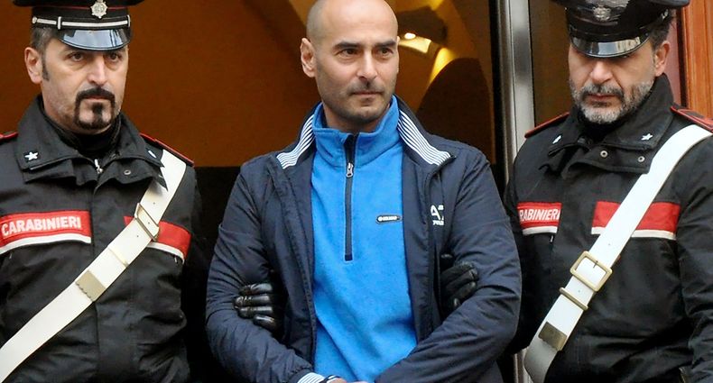 Calogero Lo Piccolo (C), the son of a powerful boss nicknamed "The Baron", leaves escorted the Carabinieri's headquarter on January 22, 2019, in Palermo, after his arrest. - Anti-mafia police said on January 22 they had dealt a fresh blow to Italy's Cosa Nostra, arresting seven suspected rising-star mobsters after two of the organised crime group turned state witnesses.The raids followed a major swoop against the resurgent Sicilian mafia in December when a jeweller was captured just before he was due to be officially anointed "boss of bosses" of the reconvened Mafia Commission or Cupola. (Photo by Alessandro FUCARINI / AFP)