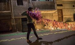 An Egyptian youth takes part in decorating his residential street in preparation for the Muslim holy month of Ramadan in Cairo's Hadayek el-Maadi district, on April 21, 2020. - From cancelled iftar feasts to suspended mosque prayers, Muslims across the Middle East are bracing for a bleak month of Ramadan fasting as the threat of the COVID-19 pandemic lingers. Ramadan is a period for both self-reflection and socialising. Believers fast from dawn to dusk and then gather around a family or community meal each evening of Islam's holiest month, which begins later this week and ends with Eid al-Fitr festivities (Photo by Khaled DESOUKI / AFP)