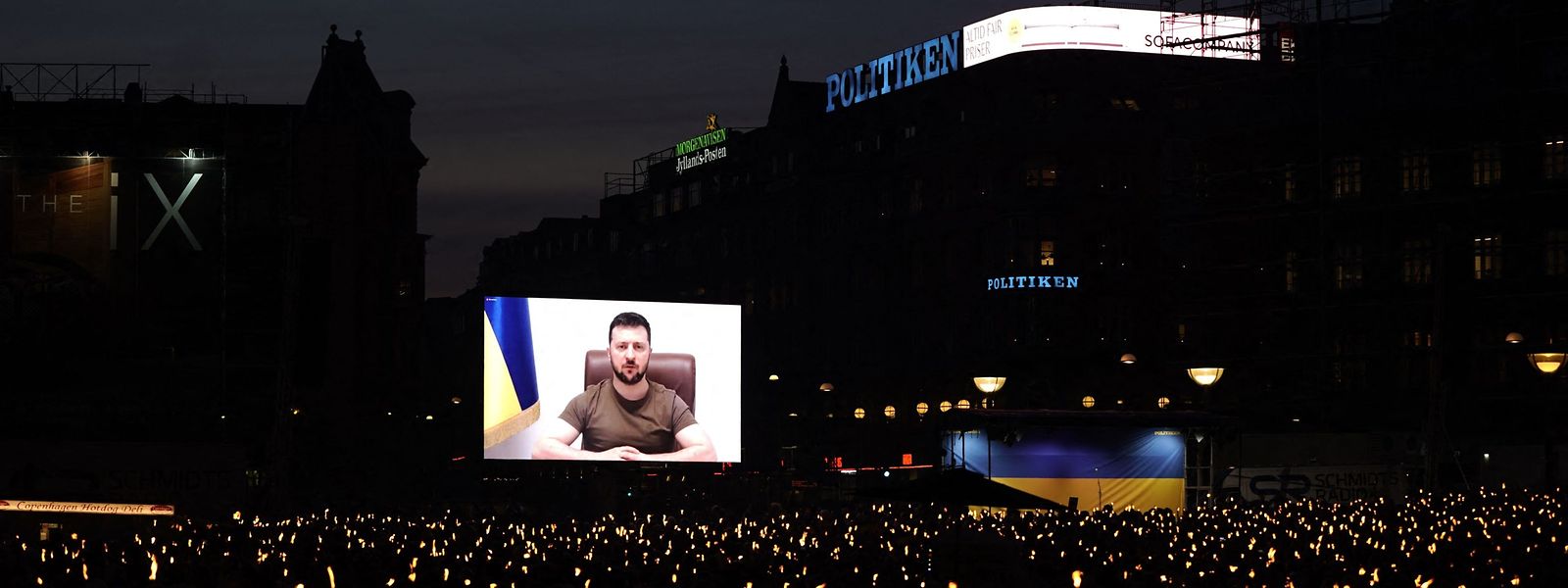 Jeudi 5 mai, le discours de Volodomyr Zelensky est diffusé devant des milliers de spectateurs au City Hall Square de Copenhague.