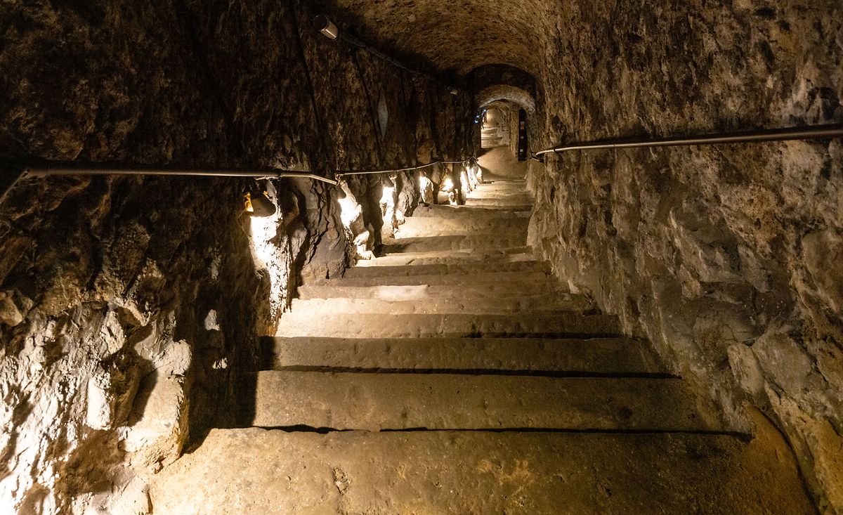 As escadas levam aos subterrâneos. Uma boa condição física é necessária.