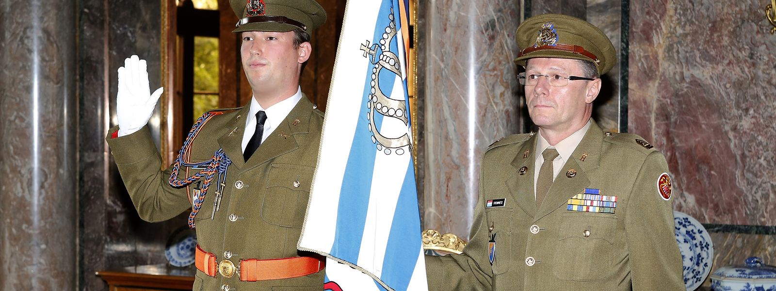 Prinz Sébastien (l.) hat seinen Eid als Offizier abgelegt