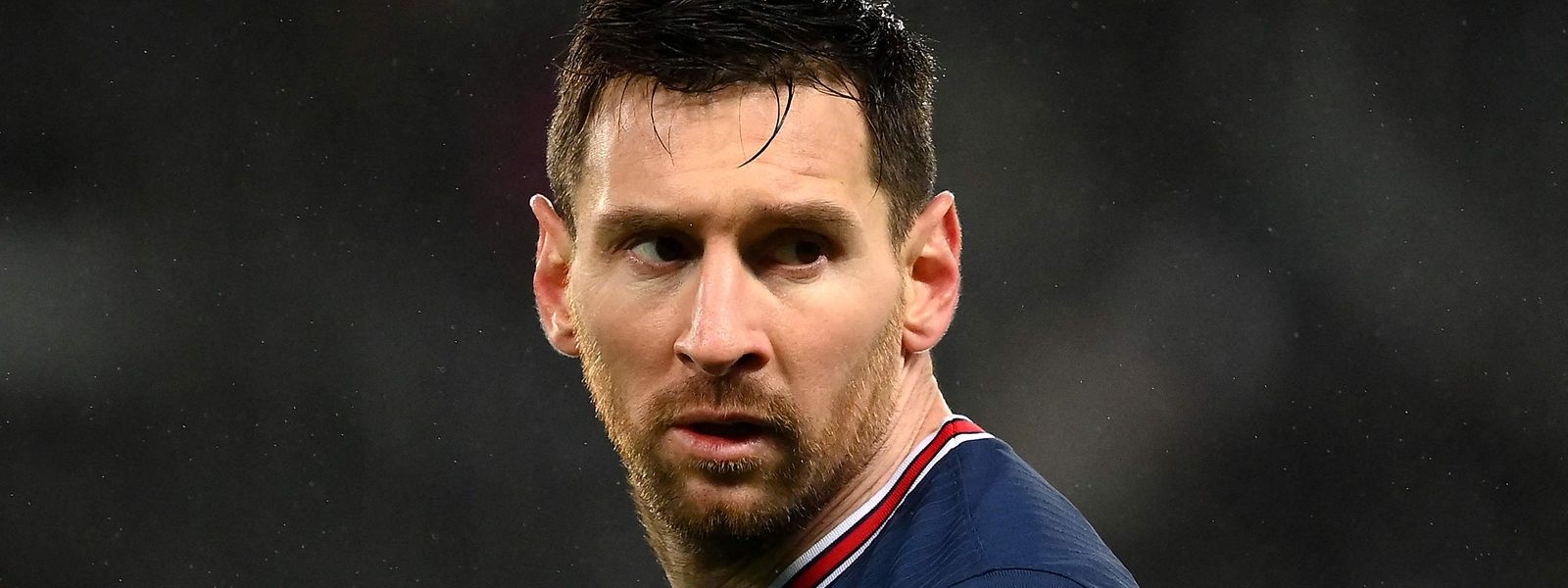 O PSG divulgou que Messi está infetado, assim como Juan Bernat, Sergio Rico e Nathan Bitumazala.