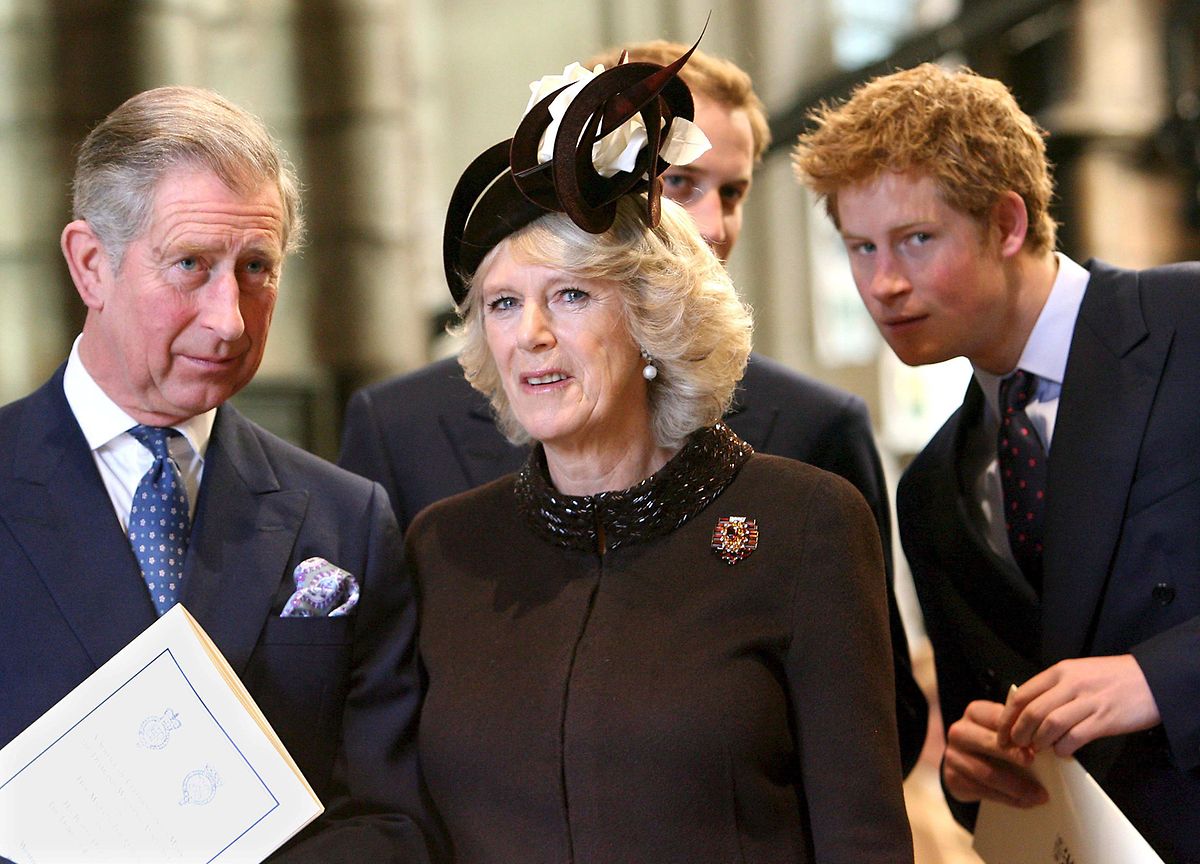 Prinz Harry (r.) hat sich nach dem Tod seiner Mutter, Prinzessin Diana, davor gefürchtet, Camilla (m.) könnte sich als „böse Stiefmutter" entpuppen. 