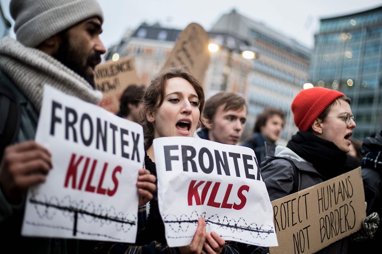 Des protestants criaient des slogans et brandissaient des banderoles pour exiger l'ouverture des frontières de l'Europe, mercredi 4 mars devant le Conseil européen à Bruxelles.