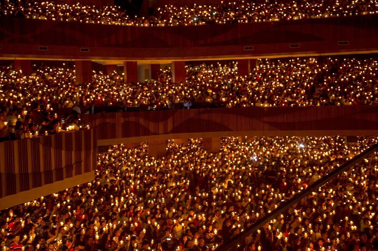 Eindrucksvolle Bilder von der Weihnachtsmette in Surabaya, Indonesien.