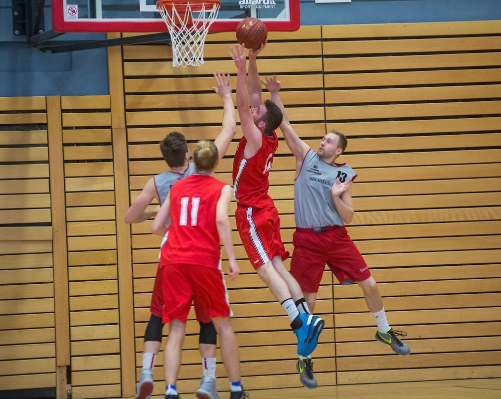 Dabei hatte die Uni Aachen (grau) den Kampf um den Titel mit einem 26:22 gegen Wien (rot) erst wieder spannend gemacht. Im Vordergrund lauert Michelle Slunecko auf den Ball (11).