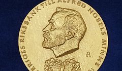 ARCHIV - 05.12.2012, Schweden, Stockholm: Die goldene Medaille, die mit dem Wirtschafts-Nobelpreis vergeben wird. Der Wirtschaftsnobelpreis wird am Montag (11.10.2021) in Stockholm verliehen. Foto: Lovisa Engblom/The Nobel Foundation/dpa - ACHTUNG: Nur zur redaktionellen Verwendung und nur mit vollständiger Nennung des vorstehenden Credits +++ dpa-Bildfunk +++