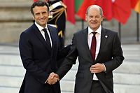 ARCHIV - 10.03.2022, Frankreich, Versailles: Emmanuel Macron (l), Präsident von Frankreich, und Bundeskanzler Olaf Scholz (SPD) schütteln sich vor einem informellen Treffen der EU-Staats- und Regierungschefs die Hände. Bundeskanzler Scholz trifft am 26. Oktober Frankreichs Staatspräsident  Macron in Paris zu einem Gespräch über bilaterale und europapolitische Fragen. Foto: Eric Lalmand/BELGA/dpa +++ dpa-Bildfunk +++