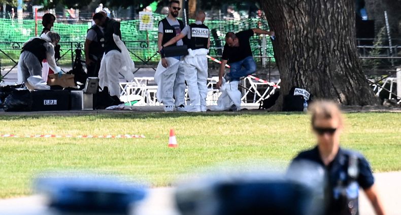 French forensic police officers work at the scene of a stabbing attack in the 'Jardins de l'Europe' park in Annecy, in the French Alps, on June 8, 2023. A Syrian refugee suspected of stabbing six people in the French Alpine town of Annecy on Thursday did not appear to have a "terrorist motive", the local prosecutor told reporters. Prosecutor Line Bonnet-Mathis said that of the four children injured in the assault, one was aged just 22 months, two were two-year-olds, and the eldest was three. (Photo by OLIVIER CHASSIGNOLE / AFP)