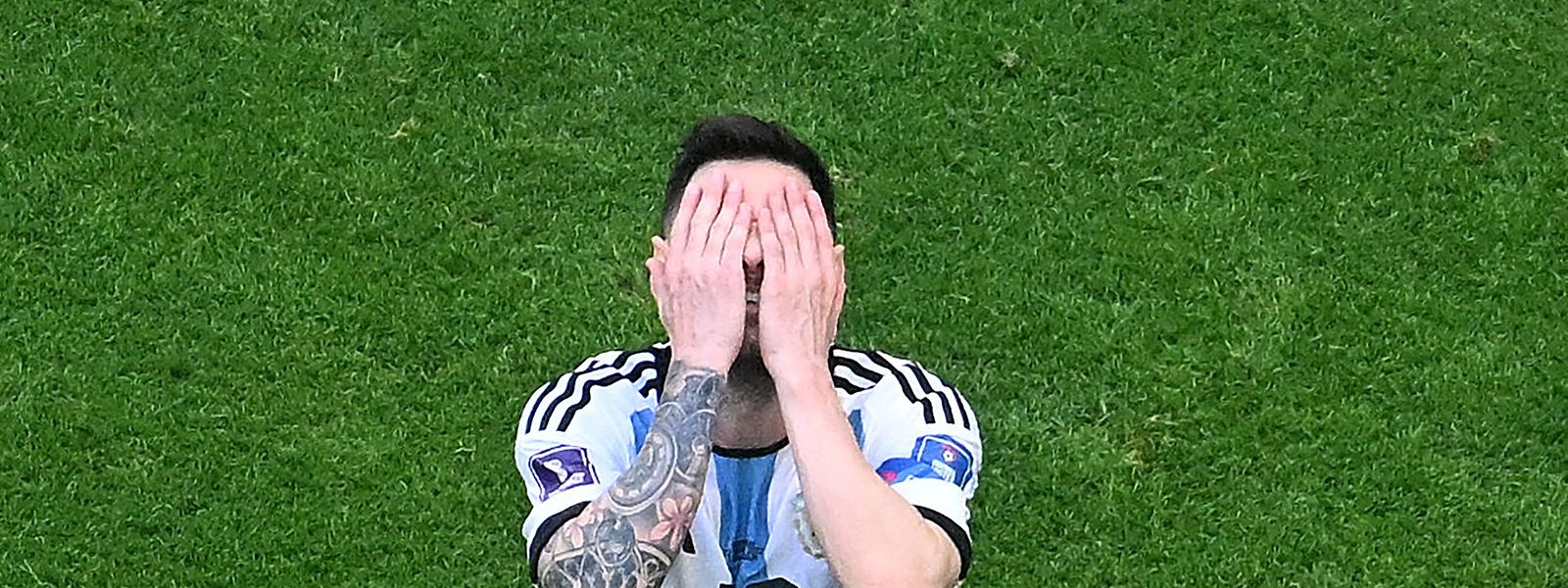 Messi desapontado após o final do jogo que ditou a derrota da Argentina frente à Arábia Saudita.