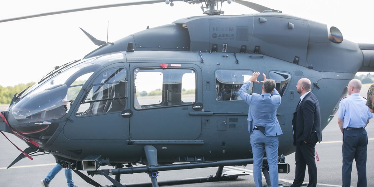 Verteidigungsminister Etienne Schneider lässt sich den Hubschrauber H145M von Airbus-Verkaufschef Thomas Hein erklären.