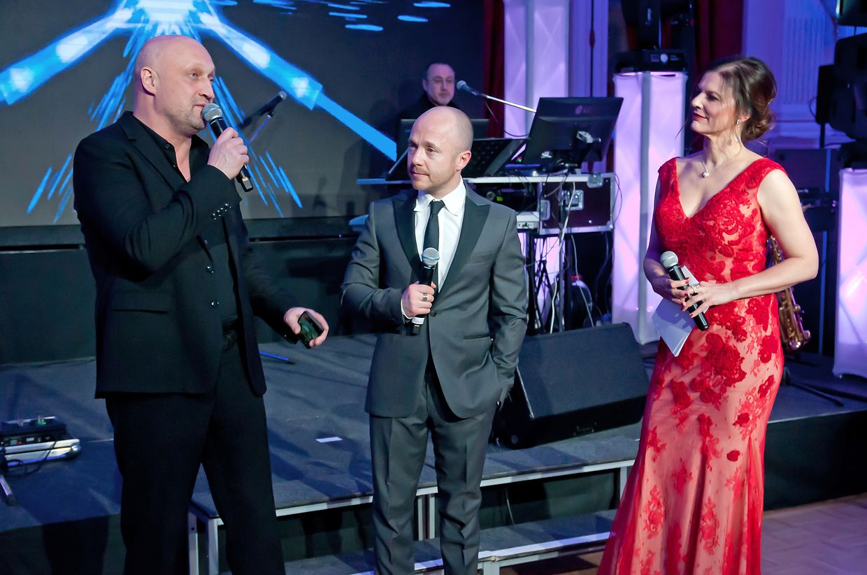 Die Moderatoren des Abends Evgueny  Stychkin (zweiter von rechts) und Nathalie Reuter  mit  dem russischen Schauspieler und Drehbuchautor Gosha Kutsenko (links)
