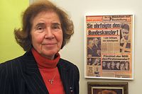 Die als "Nazi-Jägerin" bekannte Deutsch-Französin Beate Klarsfeld steht in ihrem Büro. Im Hintergrund hängt ein Zeitungsbericht über ihre Aktion gegen den damaligen deutschen Bundeskanzler Kiesinger.  