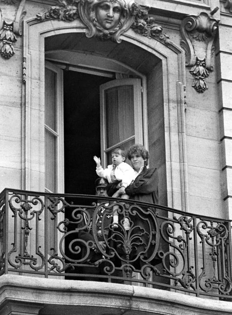 Le principe Guillaume salue le public à l'occasion de la fête nationale de 1984.