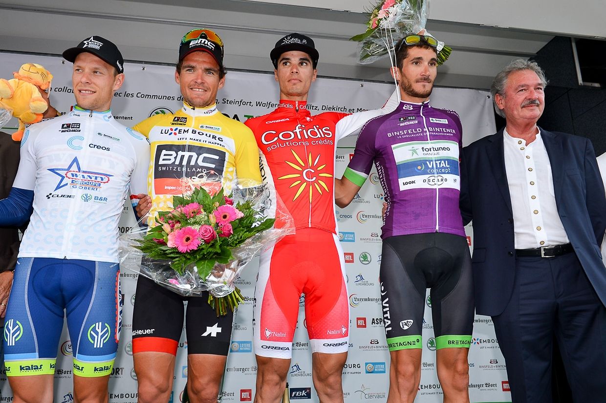 Das Schlußpodium mit Xandro Meurisse (B/Wanty), Greg Van Avermaet (B/BMC), Anthony Perez (F/Cofidis) und dem Sieger der Bergwertung Brice Feillu (F/Fortuneo) sowie Aussenminister Jean Asselborn.