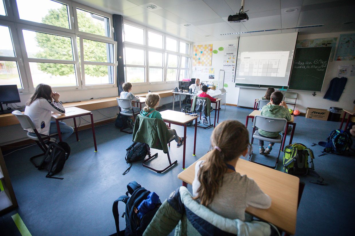 In der Klasse von Dorian Proietti werden die Schüler zuerst in den Tagesablauf eingeweiht - natürlich mit Distanz.