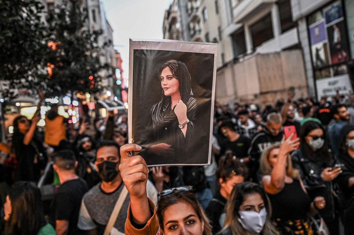 Imagem de Mahsa Amini durante um protesto. 
