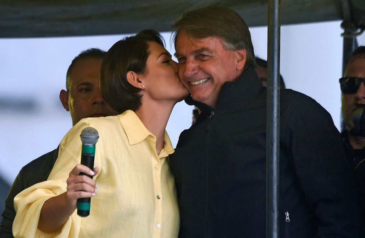Bolsonaro aproveitou as cerimónias de celebração dos 200 anos da independência do Brasil para, ao lado da primeira-dama Michele, tecer um rasgado elogio a si próprio por suposta excelência na performance sexual.