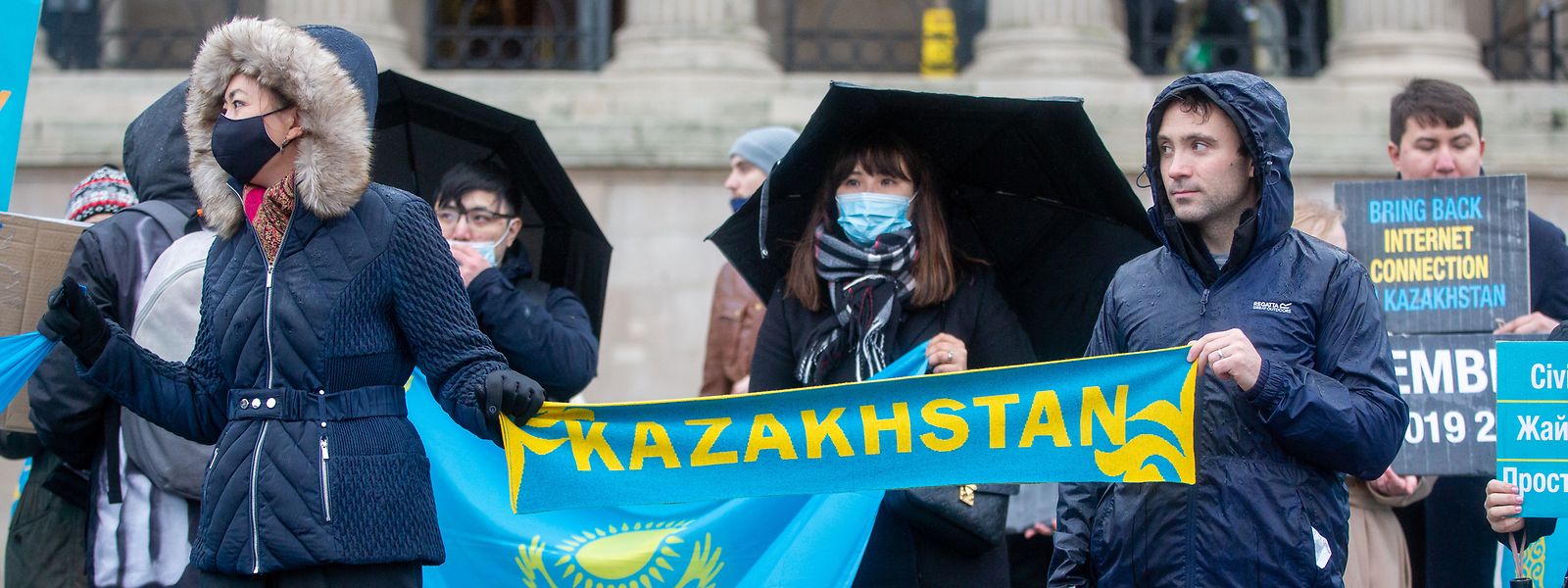 Protestteilnehmer in London nehmen an einer Demonstration auf dem Trafalgar Square teil, um ihre Solidarität mit den Demonstranten in Kasachstan zu zeigen.
