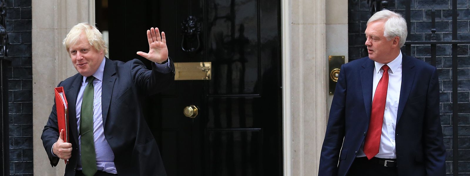 Symbolisches Archivbild aus dem September 2016: Boris Johnson (l.), bisher Außenminister von Großbritannien, und David Davis, zurückgetretener Brexit-Minister, verlassen die Downing Street 10. 