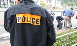 Spurensuche in Wurfdistanz: Kriminalpolizisten und Polizeischüler suchen nach einen möglichen Giftbehälter.