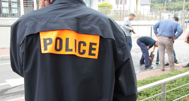 Spurensuche in Wurfdistanz: Kriminalpolizisten und Polizeischüler suchen nach einen möglichen Giftbehälter.