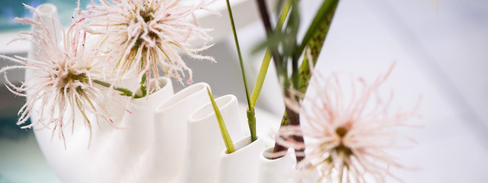 Elf kleine Öffnungen halten elf Blüten: Mit der Vase Rhizom von Klatt Objects lässt sich der aktuelle Floristiktrend zu lockeren Gestecken leicht umsetzen.