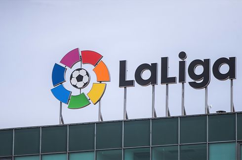ARCHIV - 05.05.2020, Spanien, Madrid: Logo von der spanischen Fußball Liga, La Liga, ist über dem Hauptsitz in Madrid zu sehen. (zu dpa ««Alle verlieren»: LaLiga startet mit Sorgen ins «Jahr 1 nach Messi»») Foto: Joaquin Corchero/Europa Press/dpa +++ dpa-Bildfunk +++