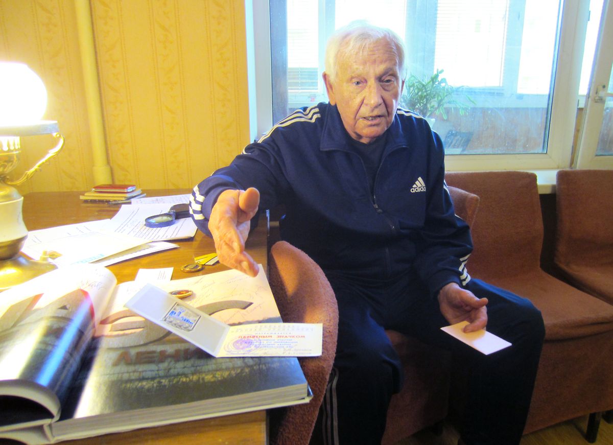Nikolaj Stepanenko (88) in seiner Wohnung. Er war nach der Reaktorkatastrophe für die Umsiedlung der Einwohner der Städte Prypjat, Tschernobyl und weiteren 27 Dörfern verantwortlich.