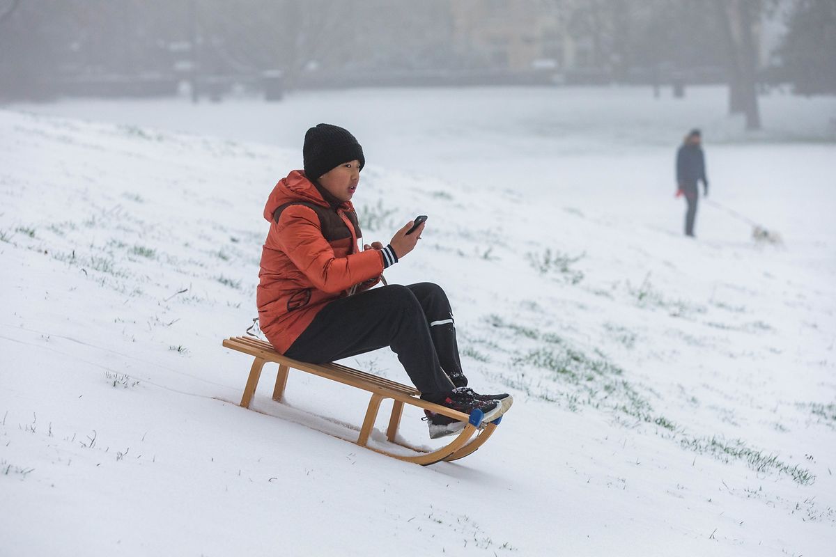 Schlittentour mit Mobiltelefon.  