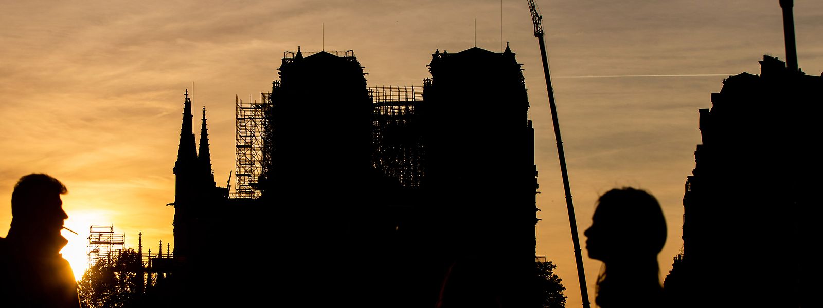 Seit dem Brand lehnen Baugerüste an der Notre-Dame Kathedrale in Paris.