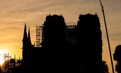 Seit dem Brand lehnen Baugerüste an der Notre-Dame Kathedrale in Paris.
