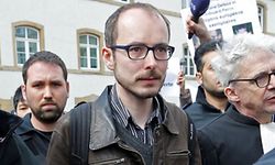 Former PricewaterhouseCoopers employee Antoine Deltour (C) and his lawyer William Bourdon (R) are escorted by police as they leave the court after the first day of the LuxLeaks trial in Luxembourg, April 26, 2016. REUTERS/Vincent Kessler