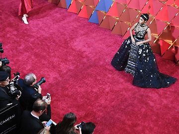 Die schönsten Oscar-Looks: Zarte Roben und große Kostüme