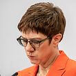 07.02.2020, Berlin: Annegret Kramp-Karrenbauer (CDU), Bundesministerin der Verteidigung und CDU-Bundesvorsitzende, steht bei einer Pressekonferenz nach der Sitzung des CDU Präsidiums im Konrad-Adenauer-Haus. Überraschend war der FDP-Politiker Kemmerich zum Ministerpräsidenten in Thüringen gewählt worden, das CDU Präsidium berät nun wie es weiter gehen soll. Foto: Michael Kappeler/dpa +++ dpa-Bildfunk +++